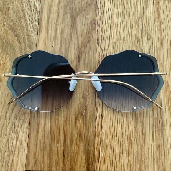 For Art’s Sake Bazaar Sunglasses – Gold Wavy Rimless Oversized Gradient Lenses